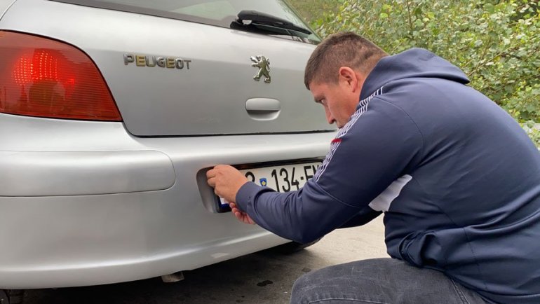 Počeo teror nad Srbima na Kosmetu: Na Jarinju uručena prva opomena za vozilo registrovano na KM tablice