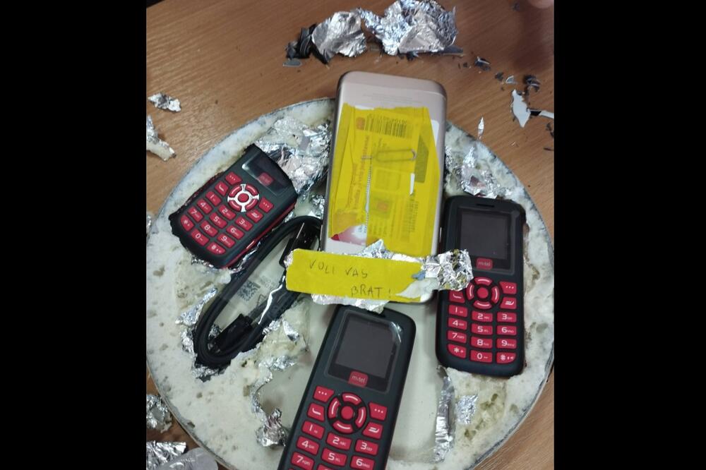 Zavario telefone na dnu šerpe pa probao da ih prošvercuje zatvorenicima u UIKS-u: Napisao i poruku „Voli vas brat“ (FOTO)