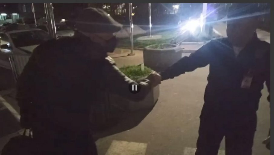 Luka Bojović sinoć sletio u Beograd: Nakon deportacije iz Španije na aerodromu ga sačekali pripadnici MUP-a Srbije, niko ne zna njegove dalje korake