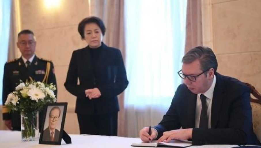 Vučić se upisao u knjigu žalosti u ambasadi Kine povodom smrti Điang Cemina