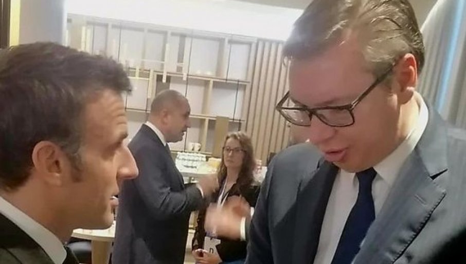 Vučić sa Makronom: Srbija dosledno posvećena očuvanju mira u regionu