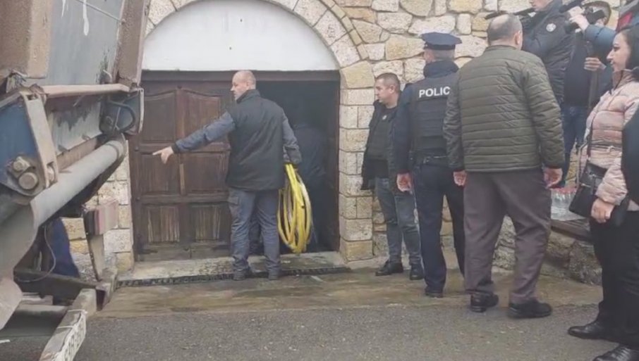 Sramno: Počela zaplijena vina porodice Petrović u Velikoj Hoči