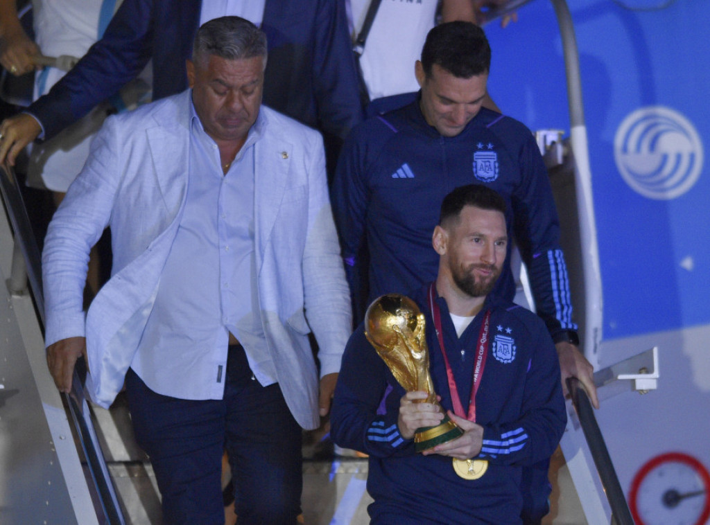 Fudbaleri Argentine sletjeli u Buenos Ajres posle osvajanja SP u Kataru