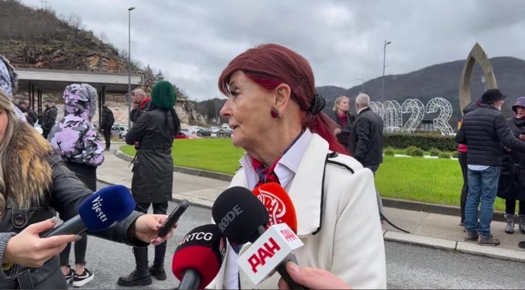 (HIT) Komitkinja drži čas iz istorije na cetinjskom kružnom toku: Branimo Crnu Goru od našeg najvećeg neprijatelja, od Rusa, od Srba! (VIDEO)