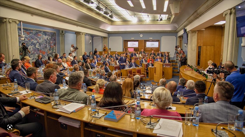 KRIZU U CRNOJ GORI NEOPHODNO JE PREVAZIĆI MIRNIM PUTEM, U OKVIRU INSTITUCIJA SISTEMA