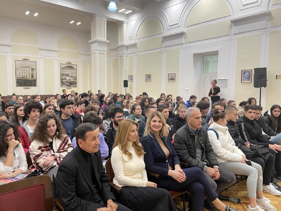 Koprivica održao promociju nove knjige „Izabrane pjesme“ u gimnaziji „Slobodan Škerović“