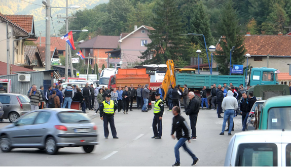 Građani Zubinog Potoka organizovali protestnu šetnju