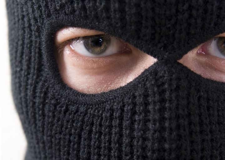 Sa palicama i fantomkama uletjeli u kuću Pljevljaka: Prebili ga i pokrali, policija ih uhapsila!