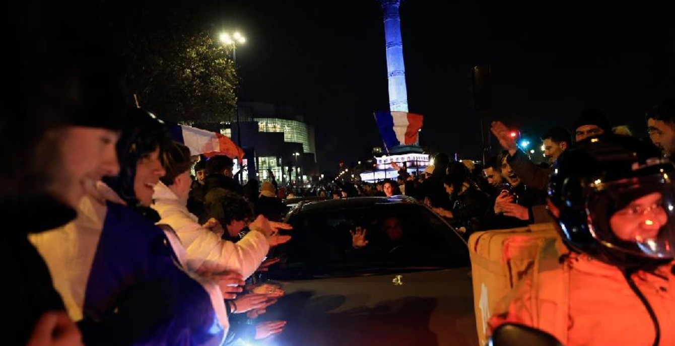 Francuska u polufinalu: Slavlje u Parizu, neredi u Lionu