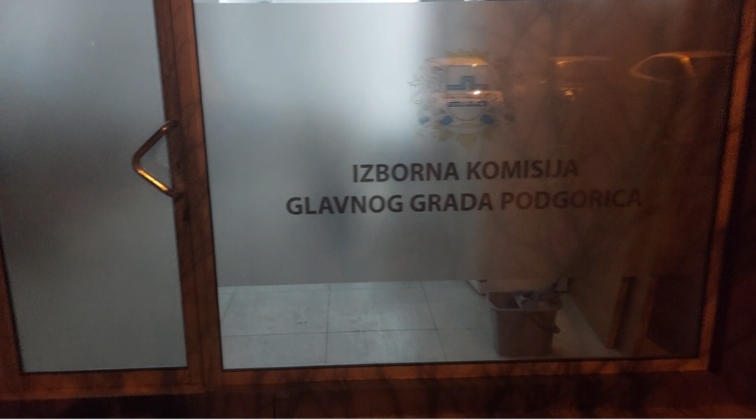 PRESS: Ljudi žive u prostorijama Izborne komisije u Podgorici i kriju službene pečate?!?
