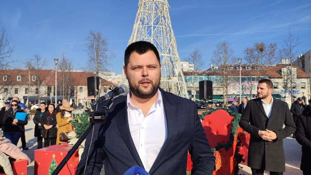 Kovačević na nikšićkom trgu otvorio Novogodišnji i Božićni bazar