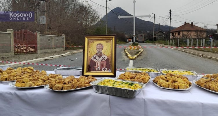 Srbi sa Kosova slave Nikoljdan na barikadama