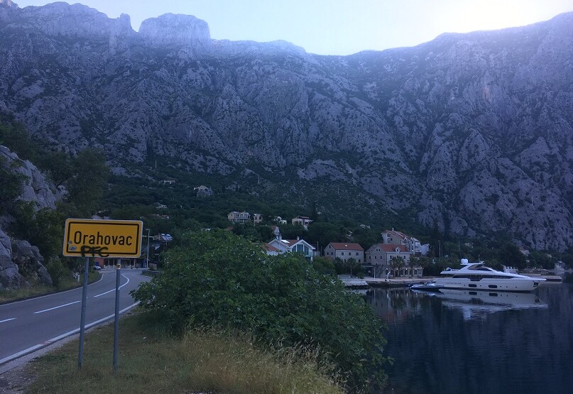 Udes kod Orahovca, jedan automobil sletio u more