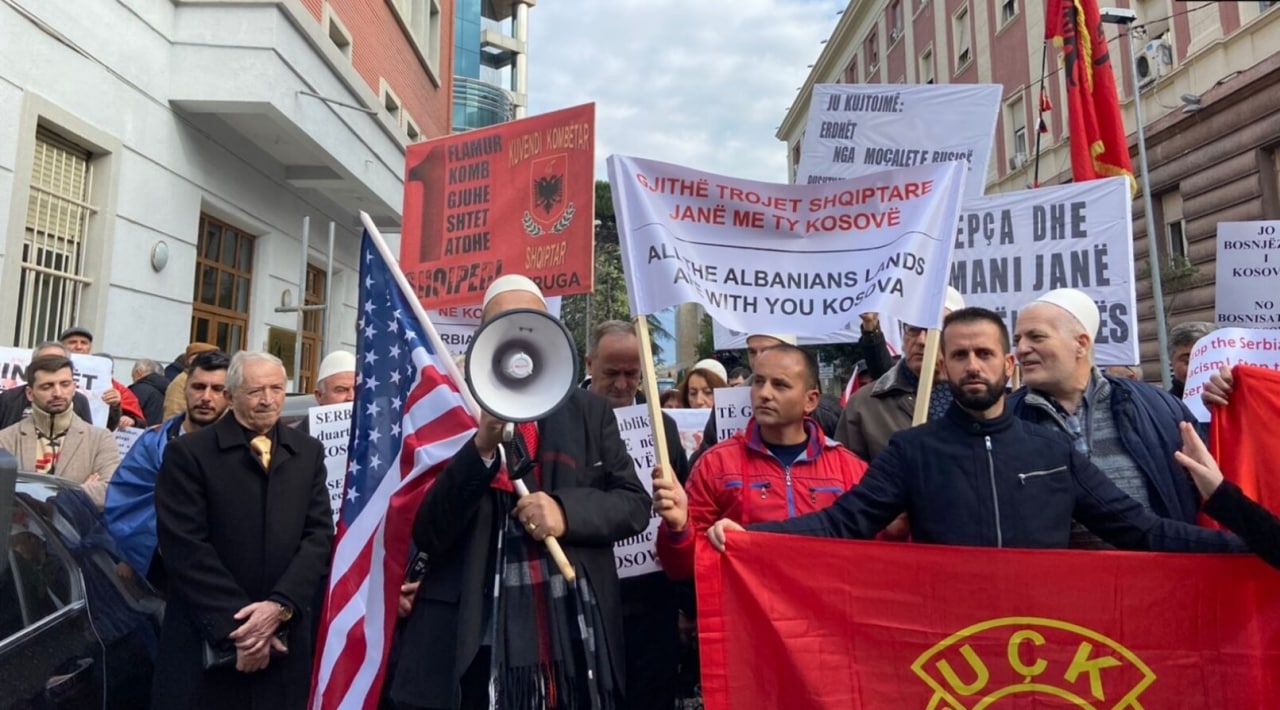 Protest ispred ambasade Srbije u Tirani zbog barikada na sjeveru Kosmeta!