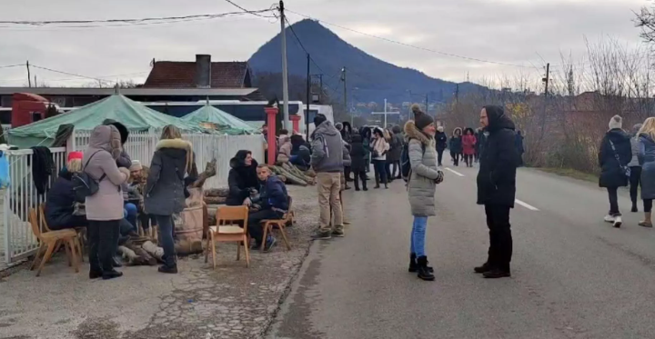 Noć na KiM protekla mirno ali je situacija i dalje napeta, Vučić danas sa Lajčakom i Eskobarom