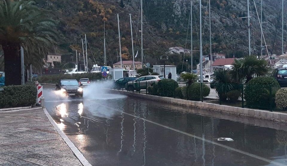 Poplavljen ulaz u Stari grad u Kotoru
