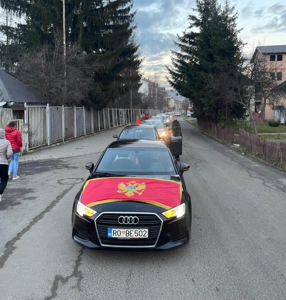 Rožajac pokazao kako se voli država i poštuju njeni simboli: Preko haube audija razvukao državnu zastavu!