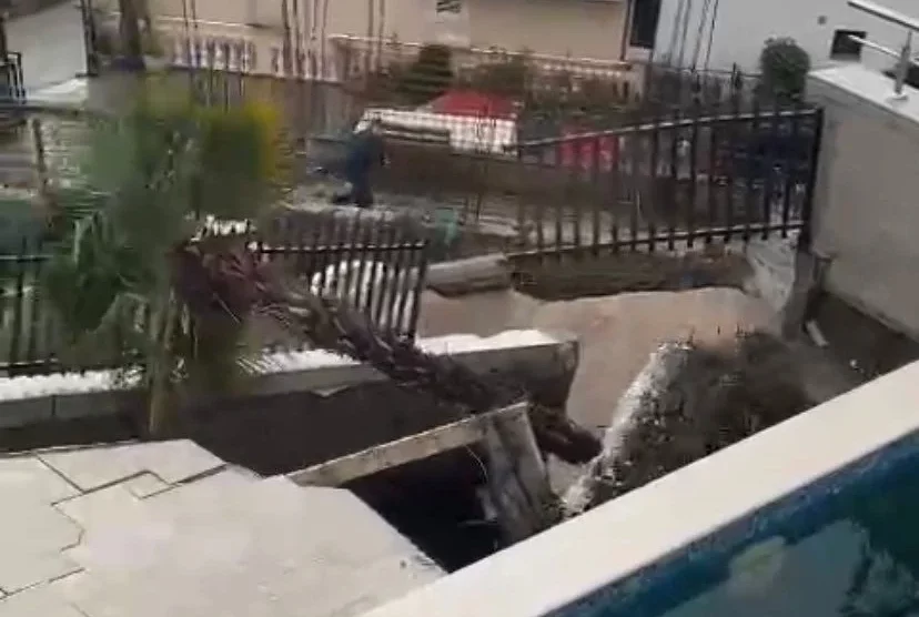 (VIDEO) Haos u Sutomoru, pogledajte kako se ruši kuća!