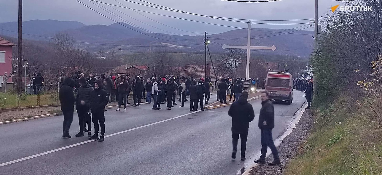 Ponovo tenzije na Kosmetu: Sirene u Mitrovici, blokade na putevima, uhapšen Srbin na Jarinju