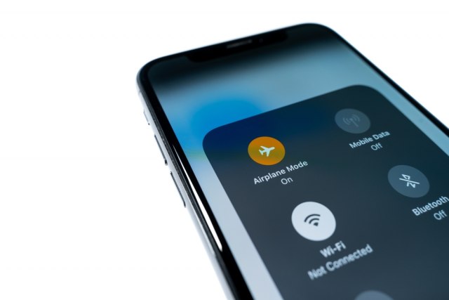 Više nećemo morati da držimo telefone u „airplane“ modu tokom leta, ali da li je to pametno?