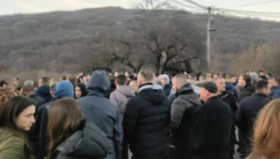 Štrpce: Revoltirani Srbi u znak protesta blokirali put dok se napadač na srpsku djecu ne uhvati!