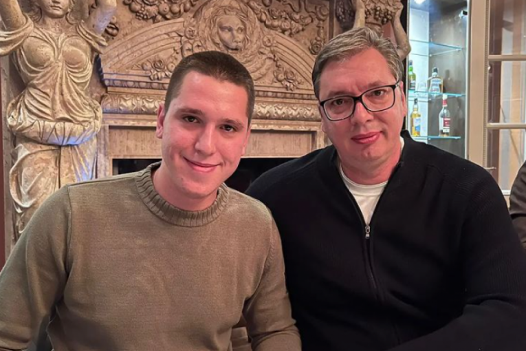 Predsjednik Vučić sa sinom Danilom Božić dočekuje u Hilandaru