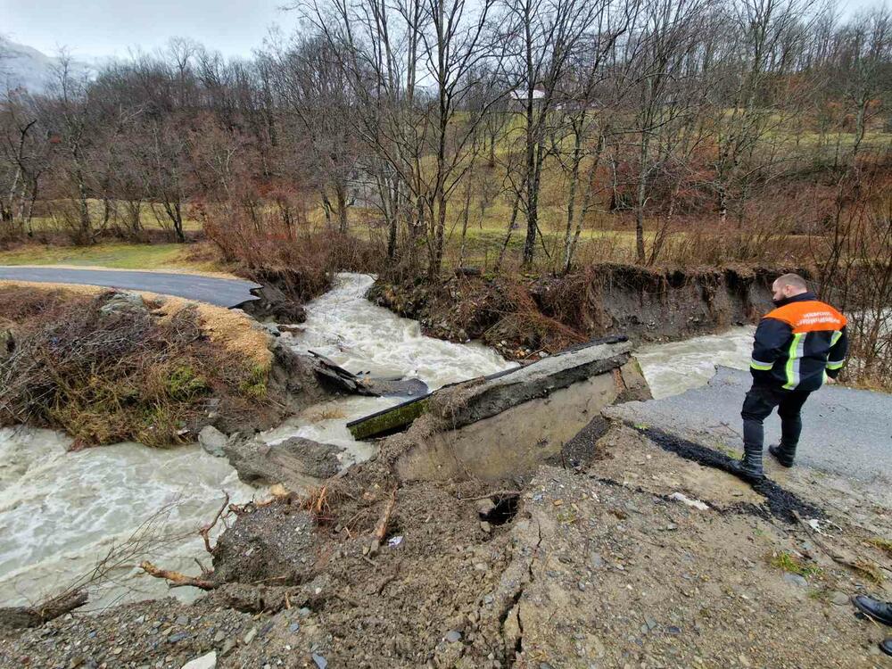 Nevrijeme u Mojkovcu: Stradali putevi, mostovi, voda ušla u pojedine kuće