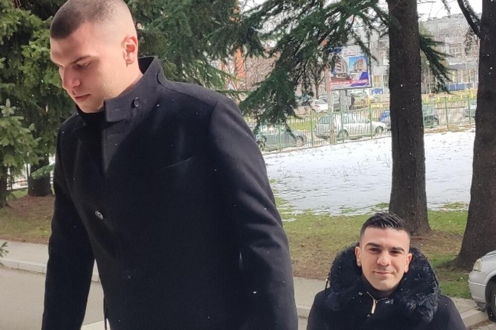 Mićunović i Kostić priznali krivicu, izvinili se policajcima