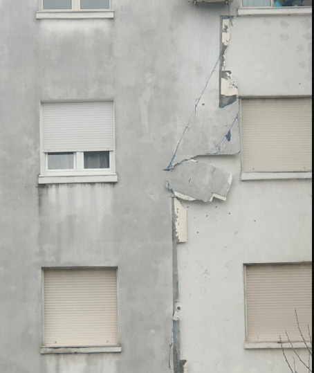 Na Zabjelu se obrušila fasada sa zgrade
