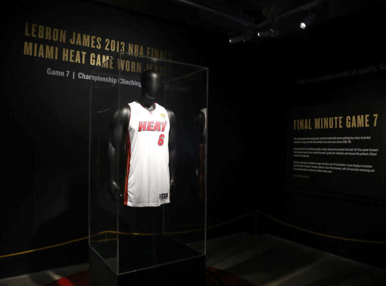 Lebronov dres prodat za 3,7 miliona dolara