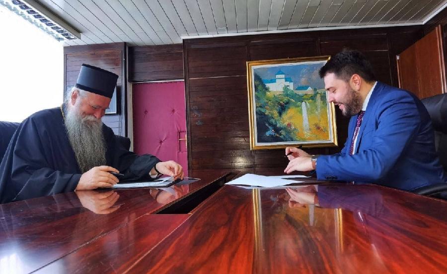 Martinović i mitropolit Joanikije potpisali ugovor: Obezbijeđena sredstva za spomenik mitropolitu Amfilohiju