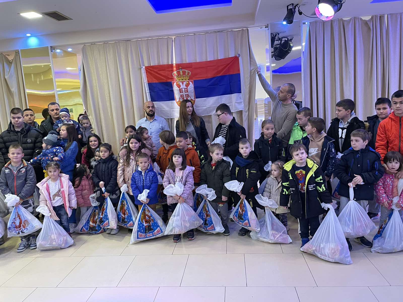 Opština Đakovica uz pomoć donatora podijelila božićne poklon-paketića za djecu Kosmeta