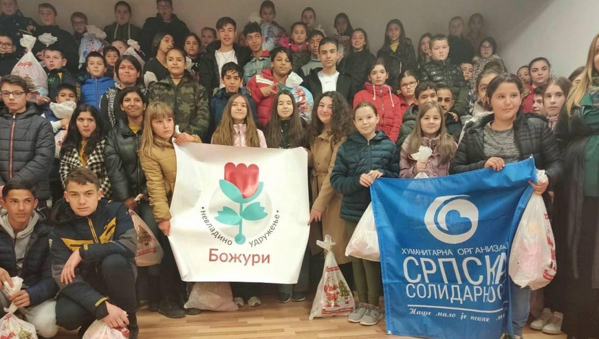 NVU „Božuri“ i „Srpska solidarnost“ podijelili novogodišnje paketiće djeci iz Kosovske Kamenice