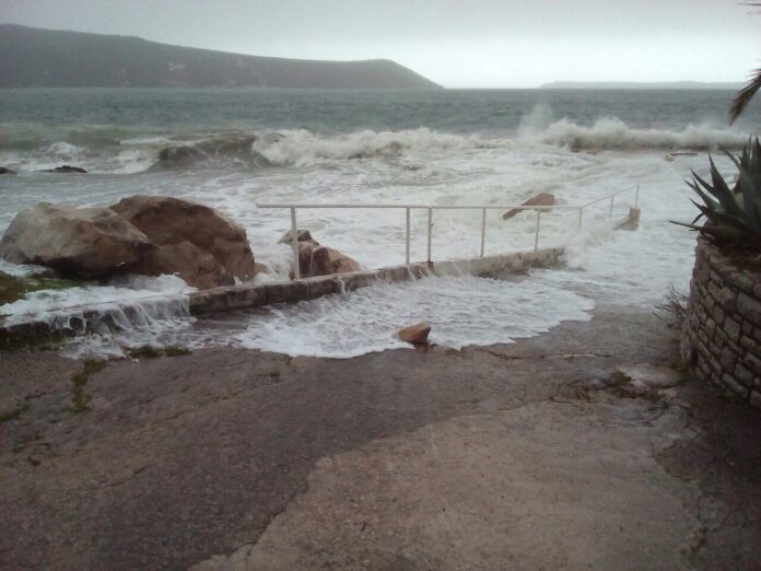 Herceg Novi: Dječaka sa šetališta odnijelo more, potraga u toku