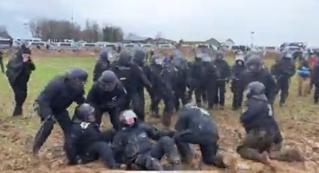 Urnebesan snimak: Policajci krenuli na demonstrante, pa se zaglavili u blatu