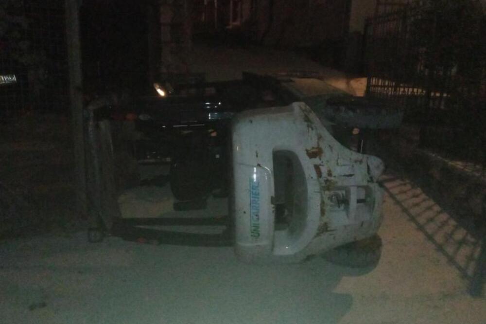 Prevrnuo se viljuškar u Budvi, Podgoričanin zadobio teže povrede