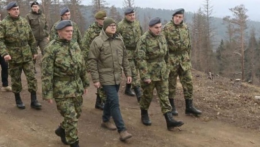 Ministar Vučević obišao pripadnike 126. brigade VOJIN: Uručena mu maketa radara AN/TPS-70