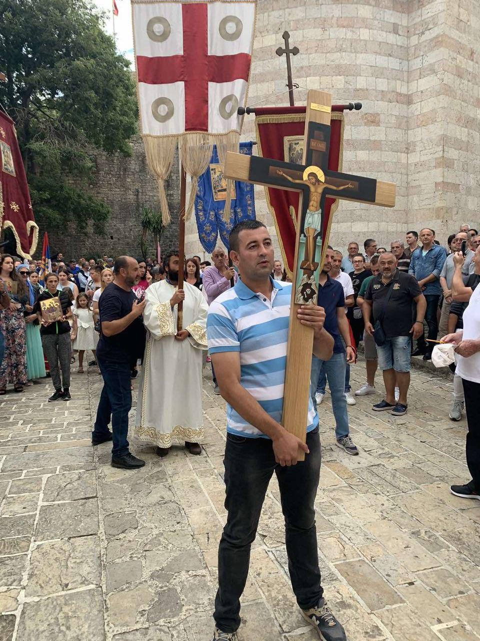 Opština Budva ispravila nepravdu: Uposlili Vuka Vukovića koji je prije dvije i po godine razdužio policijsku uniformu u znak podrške SPC-u!