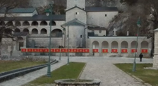 Stare im izblijedjele: Besposleni cetinjski „barjaktari“ postavili nove zastave na manastir