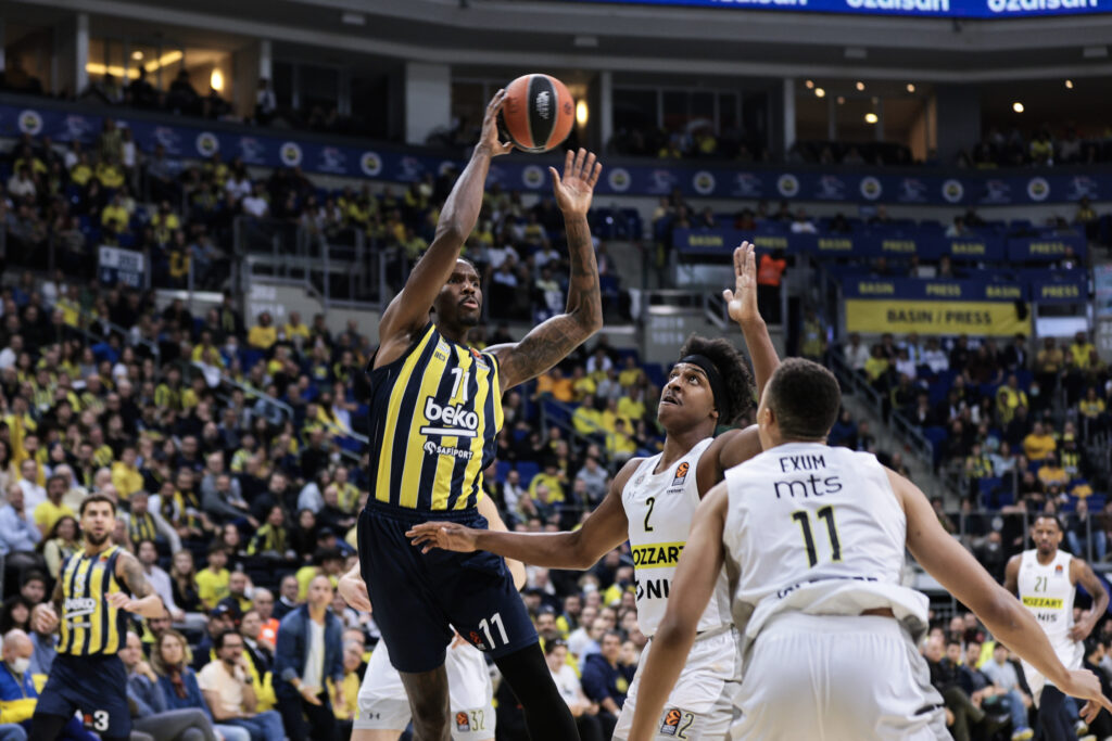 Fenerbahče u crnim dresovima na Partizan