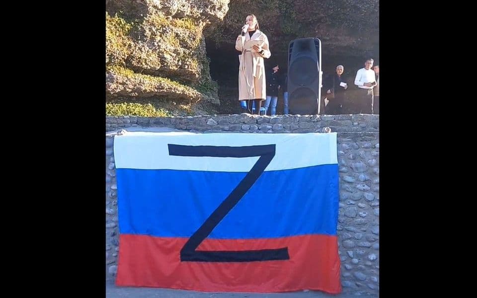 Uprava policije: Jučerašnje okupljanje bilo mirno, isticanje ruske zastave sa slovom „Z“ nije krivično djelo