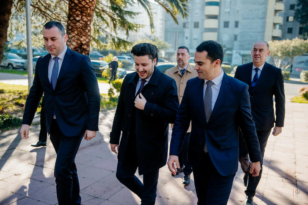 Abazović: Cilj Vlade je da dovodi svjetske zvijezde u Bar, time bi produžili sezonu