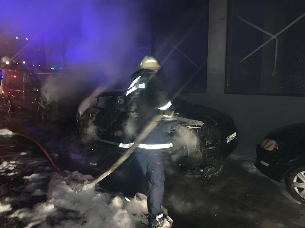 Budva: U požaru izgorjela četiri vozila