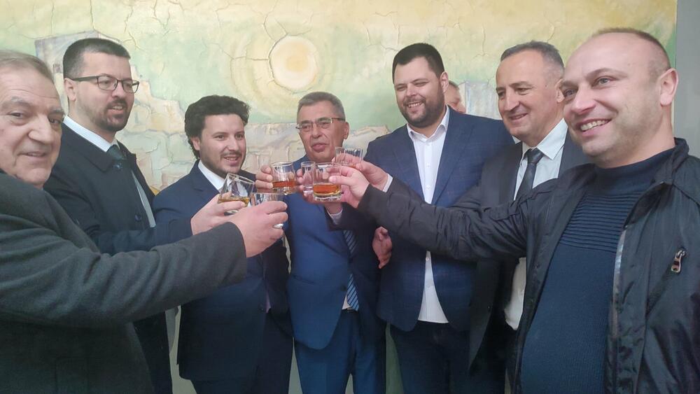 EPCG Željezara počela sa radom: Đukanović, Abazović i Vujović skinuli lance; „Željezaru vraćamo na staze stare slave“