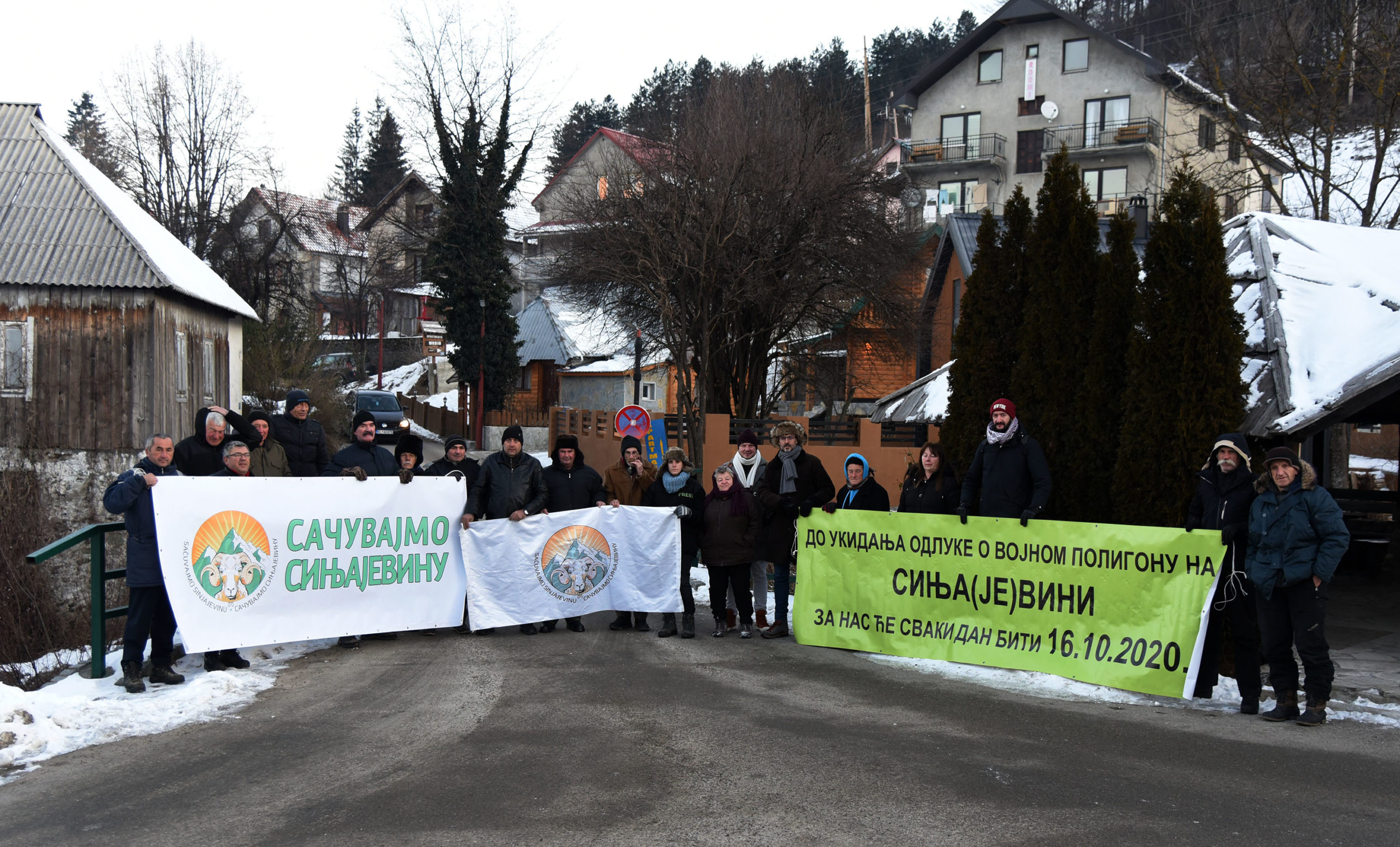 Članovi GI „Sačuvajmo Sinjajevinu“ protestovali ispred kasarne u Kolašinu