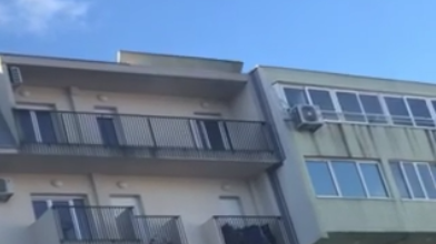 Podgorica: Vjetar odvojio dio krova na zgradi, prolaznici ugroženi