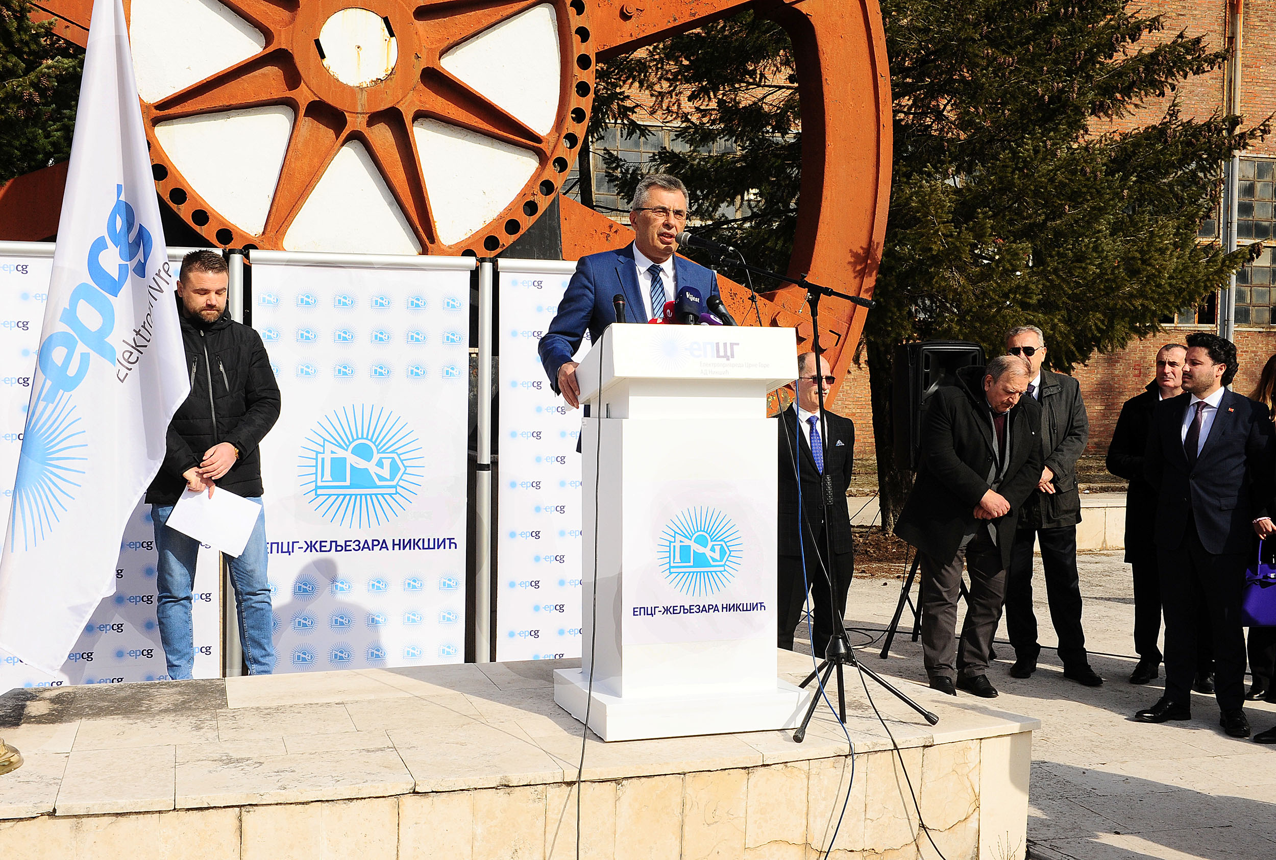 Đukanović: Nećemo se zadovoljiti dok u Željezari ne vidimo 1.000 radnika!
