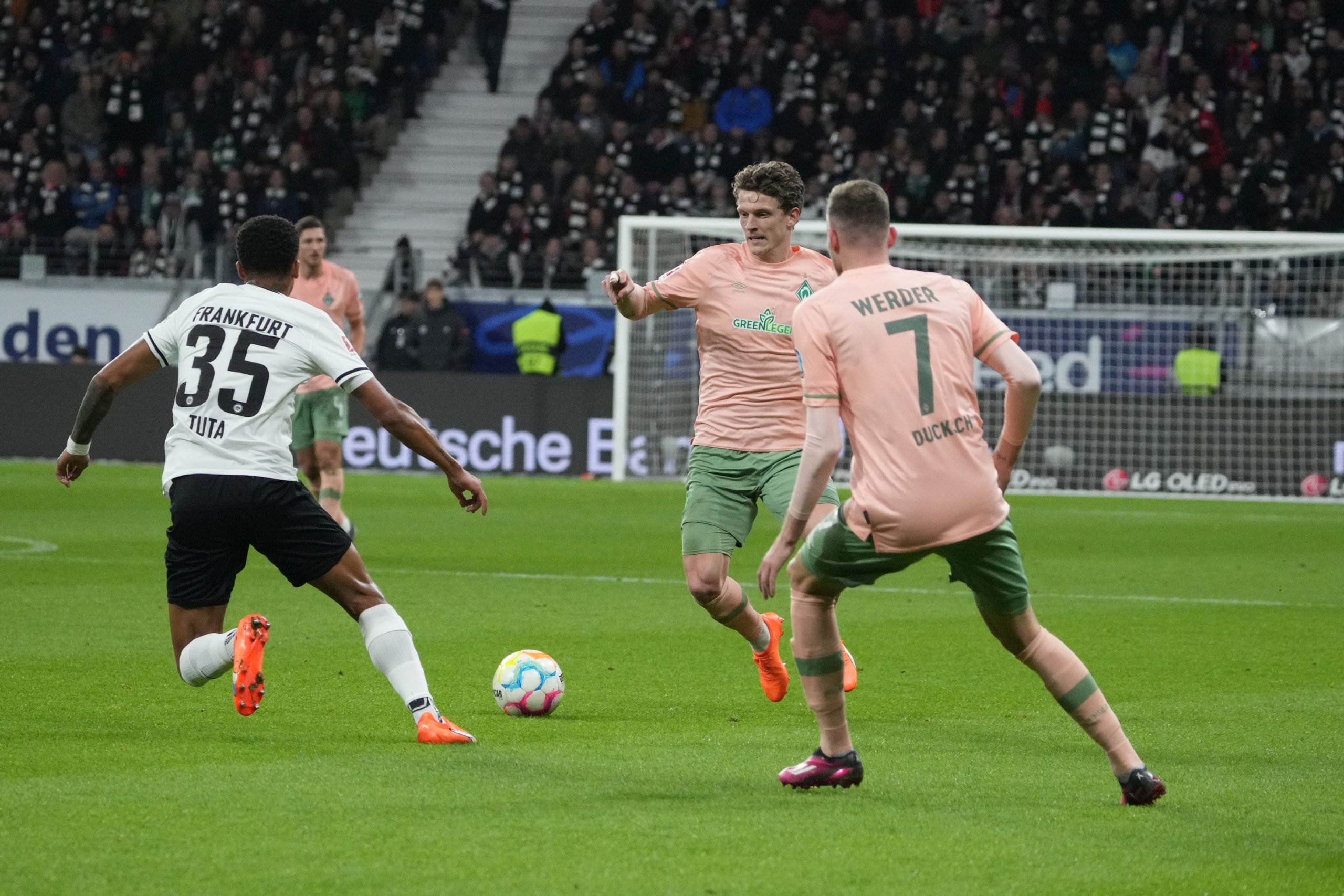 Ajntraht se pobjedom nad Verderom uključio u trku za vrh Bundeslige