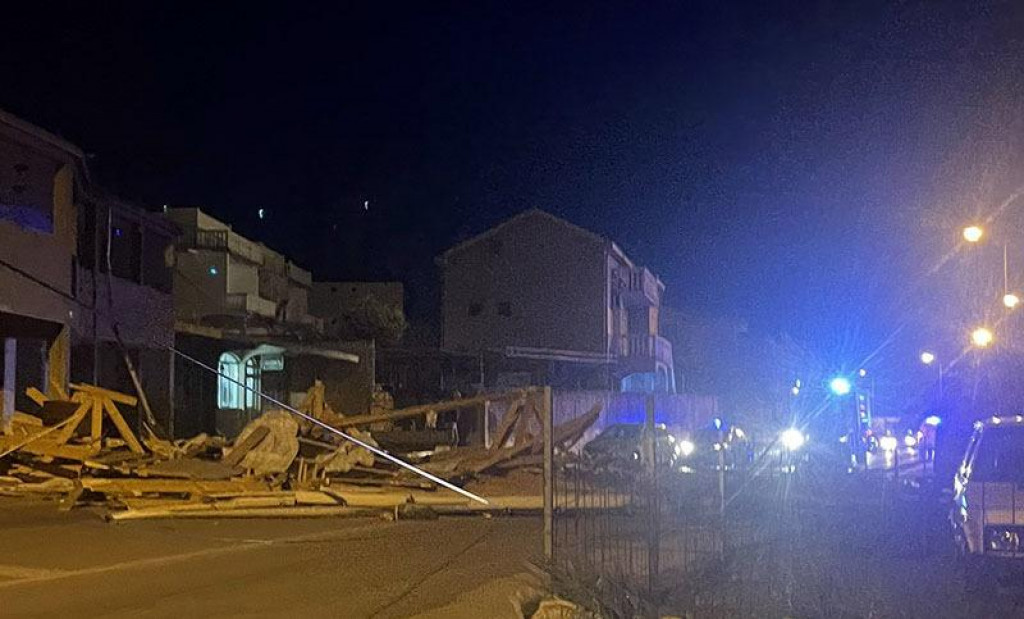 Srušila se konstrukcija odmarališta u Sutomoru