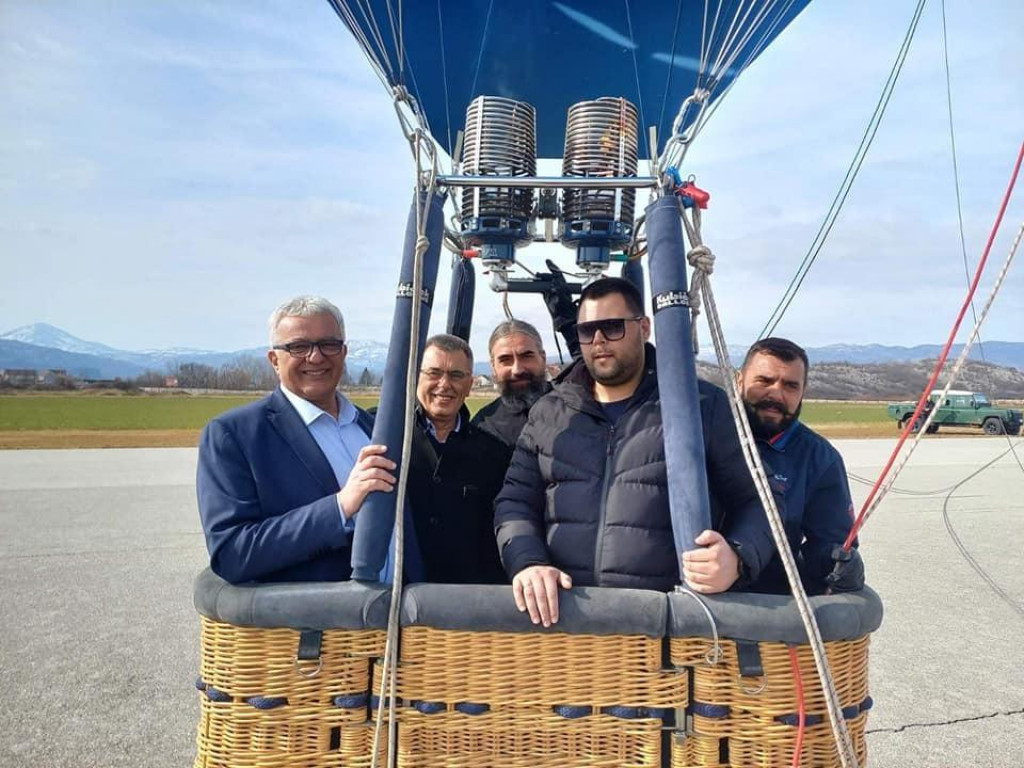 Druženje prijatelja: Mandić, Kovačević, Đukanović i episkop Metodije letjeli balonom